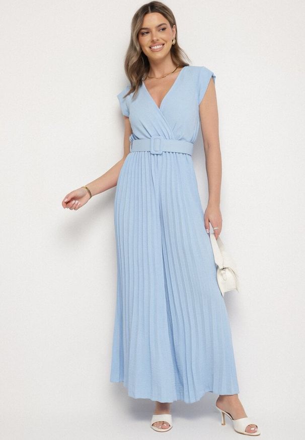 Born2be - Jasnoniebieski Kombinezon o Kopertowym Kroju z Plisami i Paskiem w Talii Salivania. Okazja: na ślub cywilny, na imprezę, na wesele, na studniówkę. Kolor: niebieski. Styl: klasyczny, elegancki