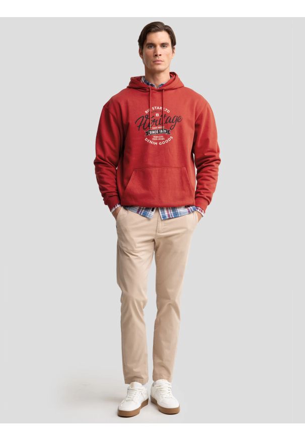 Big-Star - Bluza męska z kapturem z nadrukiem ceglasta Herity 704. Okazja: na co dzień. Typ kołnierza: kaptur. Kolor: czerwony. Materiał: dzianina, jeans. Wzór: nadruk. Styl: casual