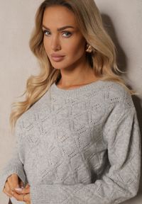Renee - Jasnoszary Sweter w Klasycznym Stylu z Tłoczonym Wzorem Deriel. Okazja: na co dzień. Kolor: szary. Materiał: jeans. Długość rękawa: długi rękaw. Długość: długie. Styl: klasyczny #5