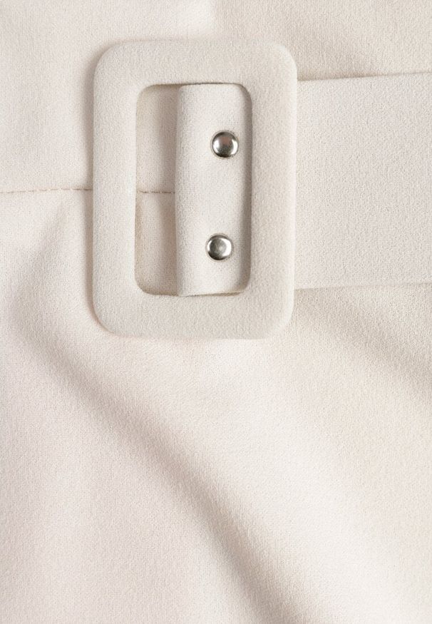 Renee - Jasnobeżowa Rozkloszowana Spódnica Maxi z Paskiem i Klamrą Adlirca. Okazja: na co dzień. Kolor: beżowy. Materiał: materiał. Wzór: gładki. Styl: casual