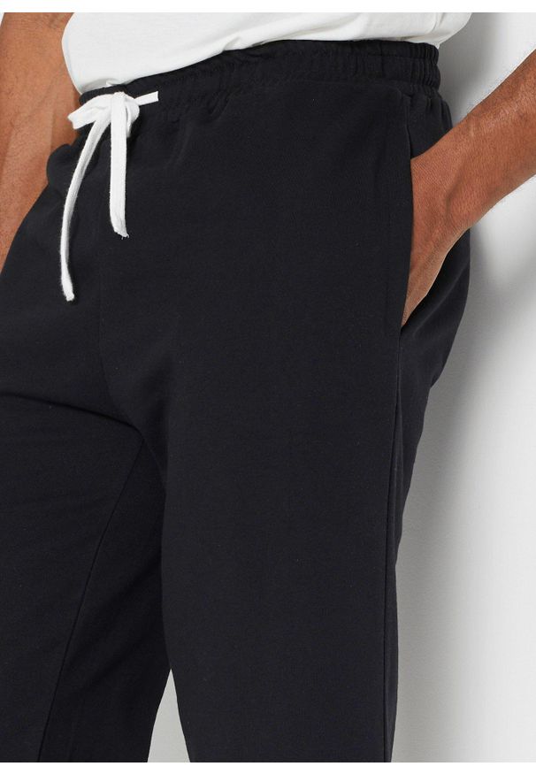 bonprix - Długie bermudy dresowe. Kolor: czarny. Materiał: dresówka. Długość: długie