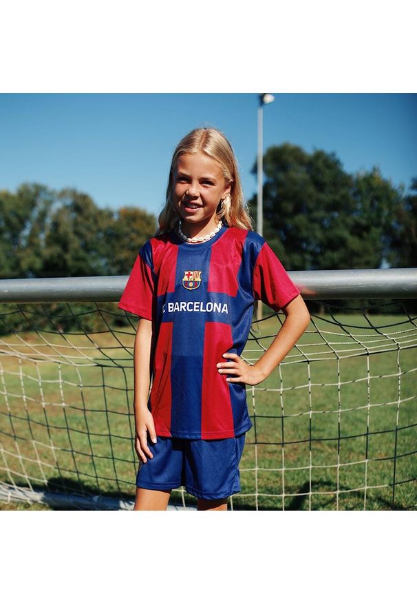 Strój piłkarski dla dzieci FC Barcelona home 23/24. Kolor: wielokolorowy, niebieski, czerwony. Sport: piłka nożna