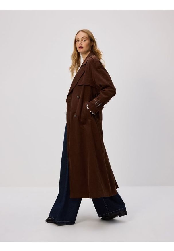 Reserved - Sztruksowy trencz z paskiem - ciemnobrązowy. Kolor: brązowy. Materiał: sztruks