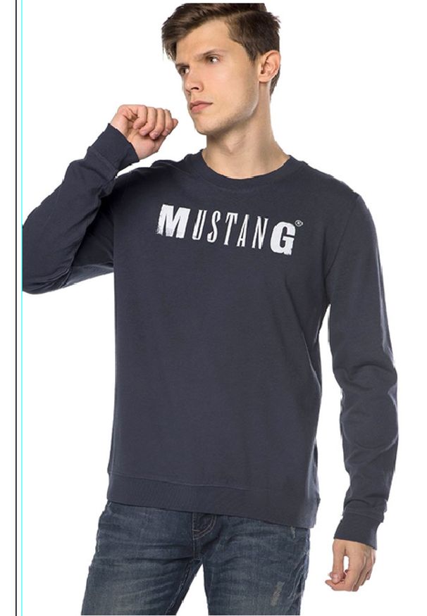 Mustang - LONGSLEEVE MĘSKI MUSTANG LOGO PRINT SWEATER BLUE NIGHTS 1004753 4085. Długość rękawa: długi rękaw. Wzór: nadruk