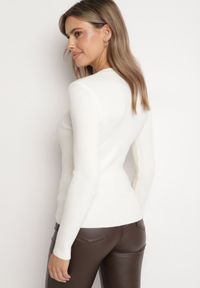Born2be - Biały Sweter z Bawełną z Prążkowanego Materiału Ozdobiony Guzikami Zinfera. Okazja: na co dzień. Typ kołnierza: dekolt w serek. Kolor: biały. Materiał: bawełna, prążkowany, materiał. Wzór: aplikacja. Styl: casual, klasyczny #7