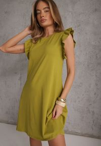 Renee - Ciemnozielona Trapezowa Sukienka z Elastycznej Bawełny z Falbankami Przy Ramionach Aleradia. Typ kołnierza: kołnierz z falbankami. Kolor: zielony. Materiał: bawełna. Długość rękawa: krótki rękaw. Wzór: aplikacja. Sezon: lato. Typ sukienki: trapezowe. Długość: mini #1