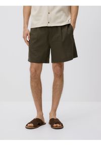Reserved - Szorty regular z lnem - ciemnozielony. Kolor: zielony. Materiał: len #1