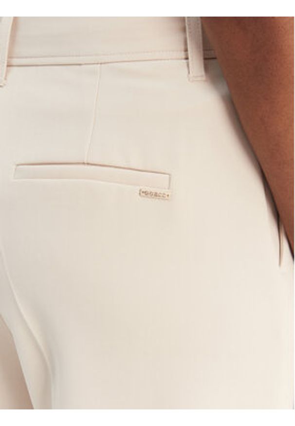 Guess Spodnie materiałowe W6RB02 WH9Y2 Beżowy Regular Fit. Kolor: beżowy. Materiał: syntetyk