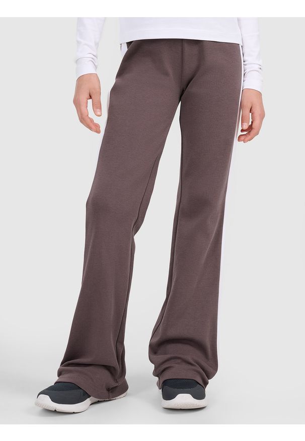 4f - 4F Spodnie dresowe z rozszerzanymi nogawkami dziewczęce - brązowe 122 (6-7 lat). Okazja: na co dzień. Kolor: fioletowy. Materiał: dresówka. Wzór: ze splotem, gładki. Sezon: lato. Styl: klasyczny, młodzieżowy, elegancki, casual, sportowy