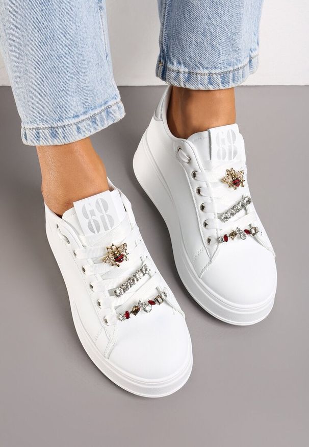 Born2be - Biało-Srebrne Sneakersy z Platformą i Odpinanymi Biżuteryjnymi Aplikacjami na Sznurówkach Nasuumi. Okazja: na co dzień. Nosek buta: okrągły. Zapięcie: sznurówki. Kolor: biały. Materiał: jeans. Wzór: aplikacja. Obcas: na platformie
