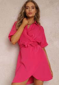 Renee - Fuksjowa Sukienka Aesades. Kolor: różowy. Długość rękawa: krótki rękaw. Typ sukienki: koszulowe, kopertowe. Długość: mini