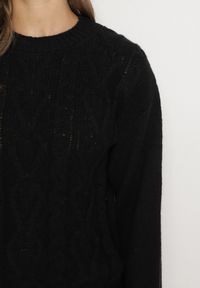 Born2be - Czarny Sweter z Wełną Ściągaczem i Tłoczeniem Riavonnae. Okazja: na co dzień. Kolor: czarny. Materiał: wełna. Styl: casual, elegancki, klasyczny, wizytowy #7
