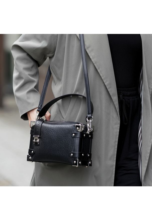 Listonoszka skórzana Solier FL43 Nessa czarna. Kolor: czarny. Materiał: skórzane. Styl: klasyczny, elegancki, casual. Rodzaj torebki: do ręki