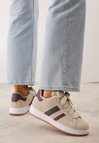 Renee - Beżowo-Brązowe Sneakersy na Niskiej Platformie z Naszywkami Flordexia. Okazja: na co dzień. Zapięcie: pasek. Kolor: beżowy. Materiał: jeans. Wzór: aplikacja. Obcas: na platformie #1