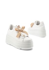 Sneakersy damskie Karino, cholewka ze skóry naturalnej gładkiej ozdobne sznurowanie z szerokimi wstążkami masywna podwyższona podeszwa zapewniająca s. Okazja: na co dzień. Zapięcie: sznurówki. Kolor: biały. Materiał: skóra. Szerokość cholewki: normalna. Wzór: gładki. Obcas: na platformie. Styl: casual, elegancki #3