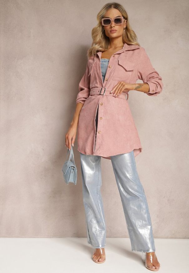 Renee - Różowa Sztruksowa Koszula Długa z Kieszeniami i Paskiem Tahise. Kolor: różowy. Materiał: sztruks. Długość: długie