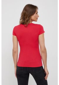Armani Exchange t-shirt bawełniany kolor czerwony. Kolor: czerwony. Materiał: bawełna. Długość rękawa: krótki rękaw. Długość: krótkie. Wzór: aplikacja #2