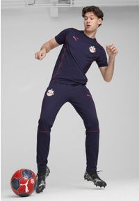 Puma - Męskie spodnie Casuals FC Red Bull Salzburg PUMA Navy Red Blue. Kolor: czerwony, niebieski, wielokolorowy. Materiał: materiał