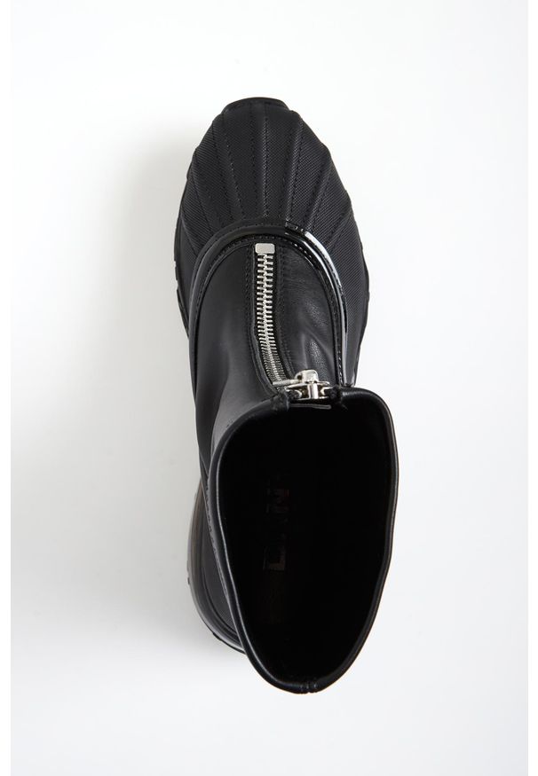 Botki damskie wysoką cholewką DKNY. Wysokość cholewki: przed kolano. Szerokość cholewki: normalna