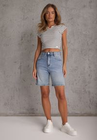 Renee - Biały Crop Top Bawełny z Prążkowanej Dzianiny w Paski Ozdobiony Wycięciem Ionilla. Okazja: na co dzień. Kolor: biały. Materiał: bawełna, prążkowany, dzianina. Wzór: aplikacja, paski. Styl: casual #2