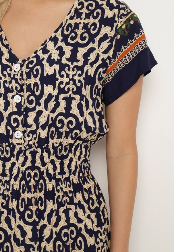 Born2be - Granatowo-Beżowa Bawełniana Sukienka z Dekoltem w Serek Zapinana na Guziki z Gumką w Pasie Kelea. Okazja: na co dzień. Typ kołnierza: dekolt w serek. Kolor: niebieski. Materiał: bawełna. Typ sukienki: proste. Styl: elegancki, casual, klasyczny, wizytowy