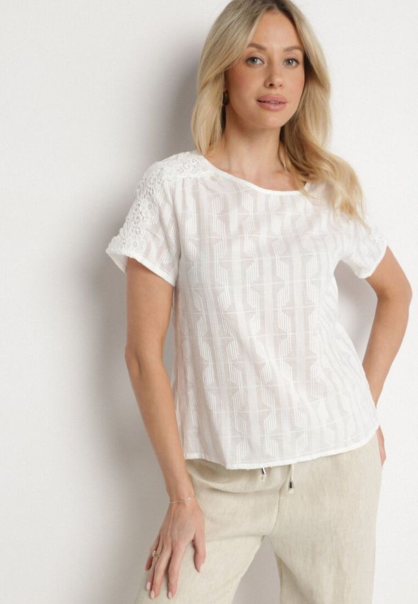 Born2be - Biała Bawełniana Bluzka z Koronkowymi Wstawkami Amoette. Okazja: na spacer, na co dzień. Kolor: biały. Materiał: koronka, bawełna. Wzór: aplikacja, koronka. Styl: elegancki, casual, klasyczny