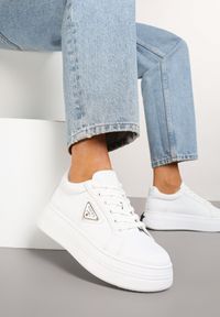 Renee - Białe Sneakersy Vices na Grubej Podeszwie Zdobione Aplikacją Aranellis. Okazja: na co dzień. Kolor: biały. Materiał: jeans. Wzór: aplikacja