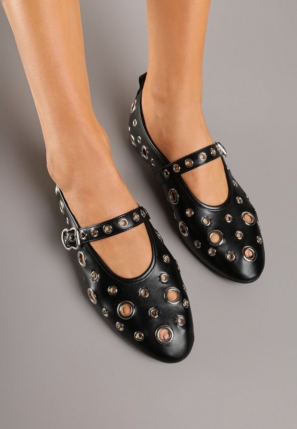 Renee - Czarne Balerinki Ozdobione Paskiem i Metalicznymi Aplikacjami Erathira. Okazja: na co dzień. Zapięcie: pasek. Kolor: czarny. Materiał: jeans. Wzór: aplikacja. Styl: casual, elegancki