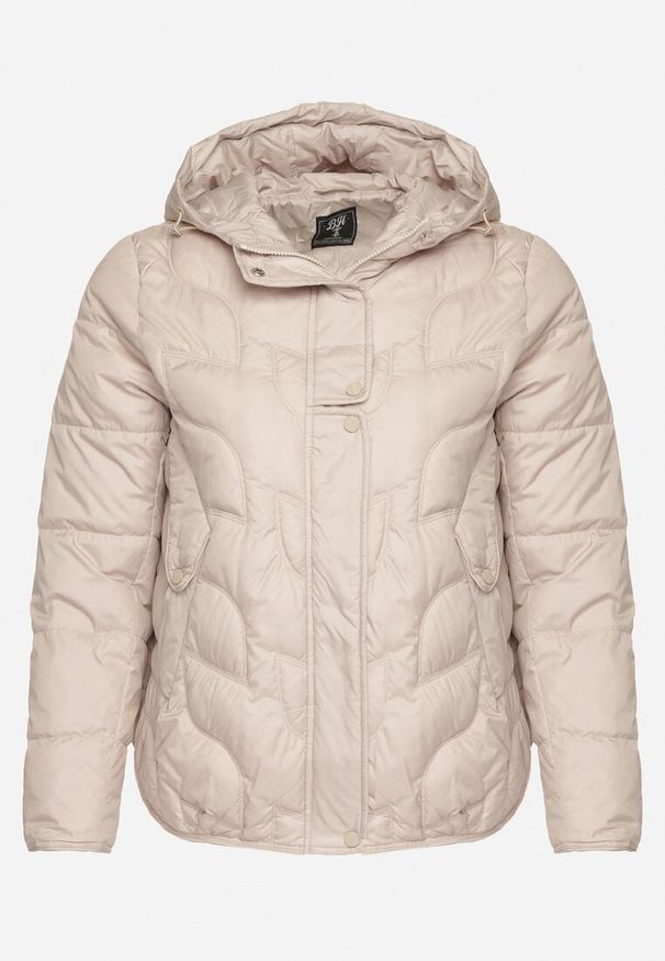 Born2be - Beżowa Pikowana Kurtka Przejściowa o Klasycznym Kroju z Kapturem Tavitte. Okazja: na spacer, na co dzień. Typ kołnierza: kaptur. Kolekcja: plus size. Kolor: beżowy. Materiał: jeans, poliester. Wzór: aplikacja. Styl: klasyczny