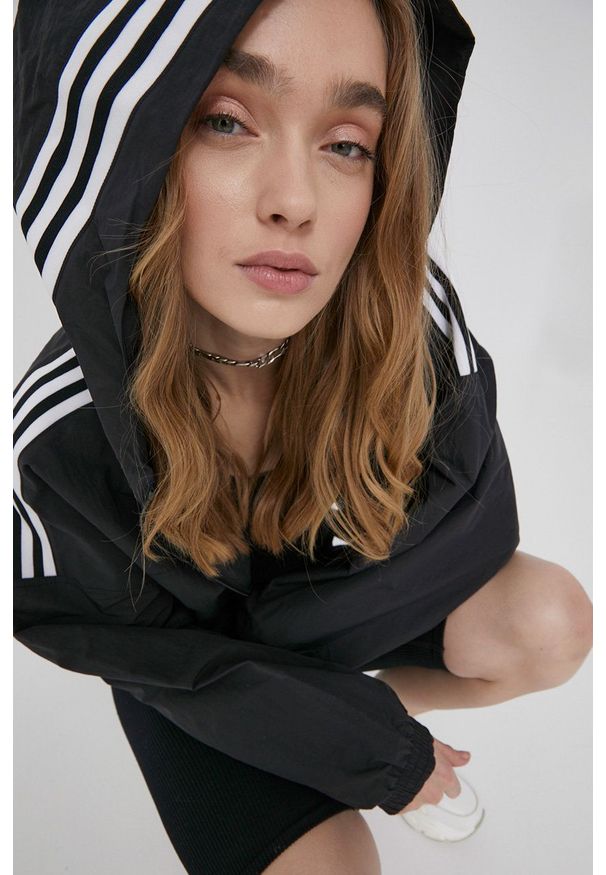 adidas Originals kurtka Adicolor damska kolor czarny przejściowa. Kolor: czarny. Materiał: dzianina, tkanina, materiał