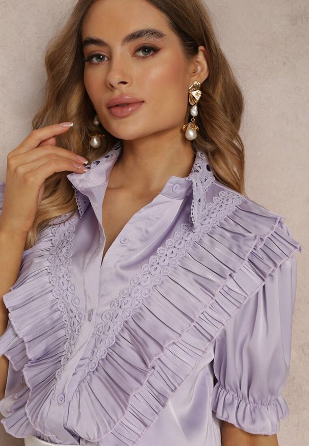 Renee - Fioletowa Koszula z Koronkowym Kołnierzem i Falbankami Neria. Typ kołnierza: kołnierz z falbankami. Kolor: fioletowy. Materiał: koronka. Długość rękawa: krótki rękaw. Długość: krótkie. Sezon: wiosna, lato