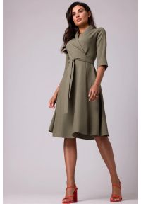 Sukienki.shop - Rozkloszowana sukienka kopertowa z wiązaniem w pasie khaki. Okazja: do pracy. Kolor: brązowy. Typ sukienki: kopertowe. Styl: elegancki, wizytowy #2