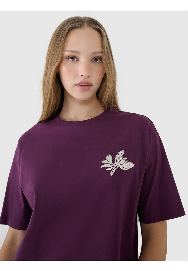 4f - 4F T-shirt oversize z nadrukiem damski - fioletowy XL. Okazja: na co dzień. Kolor: fioletowy. Materiał: dzianina, bawełna, jersey. Długość rękawa: krótki rękaw. Długość: krótkie. Wzór: nadruk. Sezon: lato. Styl: klasyczny, sportowy, casual