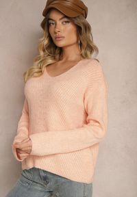 Renee - Jasnoróżowy Sweter w Klasycznym Stylu z Trójkątnym Dekoltem Omelisa. Okazja: na co dzień, do pracy. Kolor: różowy. Materiał: jeans. Styl: klasyczny