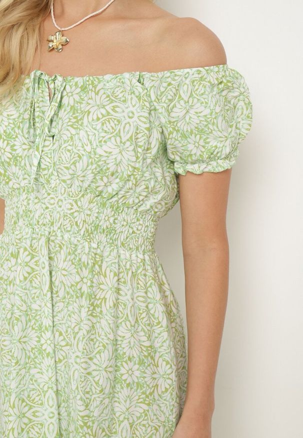 Born2be - Jasnozielona Wiskozowa Sukienka Hiszpanka z Gumką w Talii z Materiałowym Paskiem i Falbanką Tiamanthea. Okazja: na co dzień. Typ kołnierza: dekolt hiszpanka. Kolor: zielony. Materiał: wiskoza, materiał. Typ sukienki: proste. Styl: casual