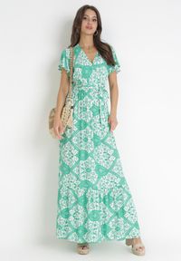 Born2be - Zielona Rozkloszowana Sukienka Maxi z Wiązanym Paskiem Aziza. Typ kołnierza: dekolt kopertowy. Kolor: zielony. Materiał: tkanina, bawełna. Typ sukienki: kopertowe. Długość: maxi #1
