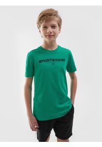 4f - T-shirt z nadrukiem chłopięcy - zielony. Okazja: na co dzień. Kolor: zielony. Materiał: jersey, bawełna, dzianina. Wzór: nadruk. Sezon: lato. Styl: sportowy, casual