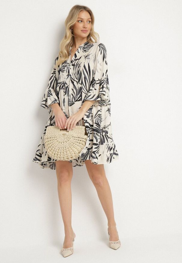 Born2be - Ciemnoszara Sukienka z Wiskozy o Rozkloszowanym Kroju z Falbanami w Roślinny Wzór Ridiara. Okazja: na co dzień, na imprezę. Typ kołnierza: dekolt w serek. Kolor: szary. Materiał: wiskoza. Typ sukienki: rozkloszowane. Styl: klasyczny, casual, elegancki