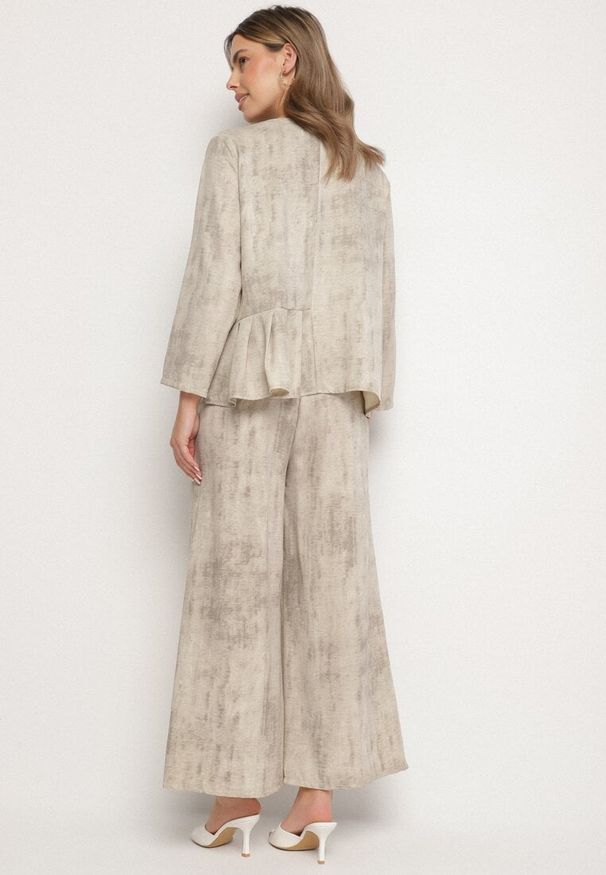 Born2be - Beżowy Komplet Bluzka z Rozkloszowanym Dołem i Aplikacją Kwiatka i Luźne Spodnie Ravirisa. Kolor: beżowy. Materiał: materiał. Wzór: kwiaty, aplikacja