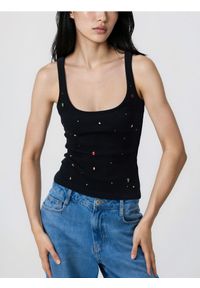 Reserved - Top z błyszczącymi aplikacjami - czarny. Kolor: czarny. Materiał: bawełna, dzianina. Wzór: aplikacja #1