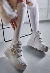 Renee - Białe Botki Sneakersy Vices na Platformie w Stylu Y2K Gelira. Okazja: na co dzień. Zapięcie: rzepy. Kolor: biały. Materiał: jeans. Wzór: aplikacja. Sezon: lato. Obcas: na platformie #8