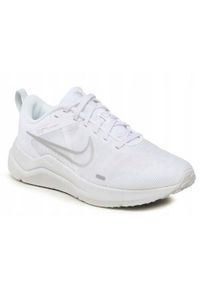Buty do biegania męskie Nike Downshifter 12. Kolor: biały. Materiał: materiał, syntetyk. Szerokość cholewki: normalna. Model: Nike Downshifter