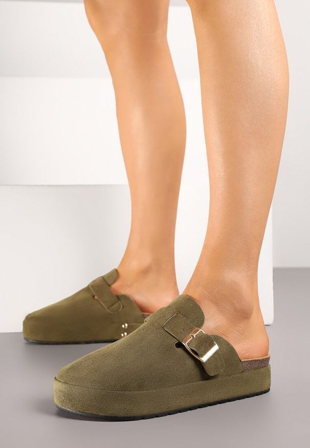 Born2be - Zielone Klapki na Grubej Podeszwie w Stylu Chodaków z Klamrą Lilarose. Okazja: na co dzień. Kolor: zielony. Styl: casual