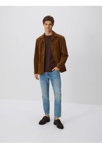 Reserved - Jeansy carrot slim z efektem sprania - niebieski. Kolor: niebieski