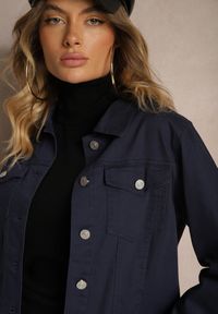 Renee - Granatowa Jeansowa Kurtka z Bawełny z Guzikami i Kieszeniami Ainztia. Kolor: niebieski. Materiał: bawełna, jeans