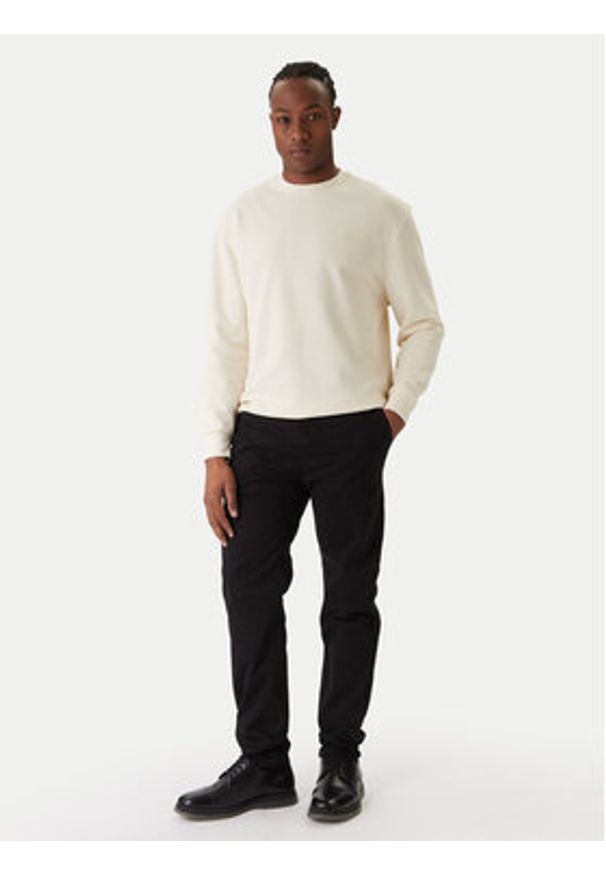 Guess Jeans Chinosy M4YB33 WGB5A Czarny Regular Fit. Kolor: czarny. Materiał: bawełna