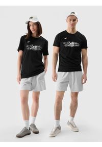 4f - T-shirt regular z nadrukiem uniseks 4F x Drift Masters - czarny. Okazja: na co dzień. Kolor: czarny. Materiał: bawełna, dzianina, jersey. Wzór: nadruk. Styl: casual, klasyczny, sportowy #1