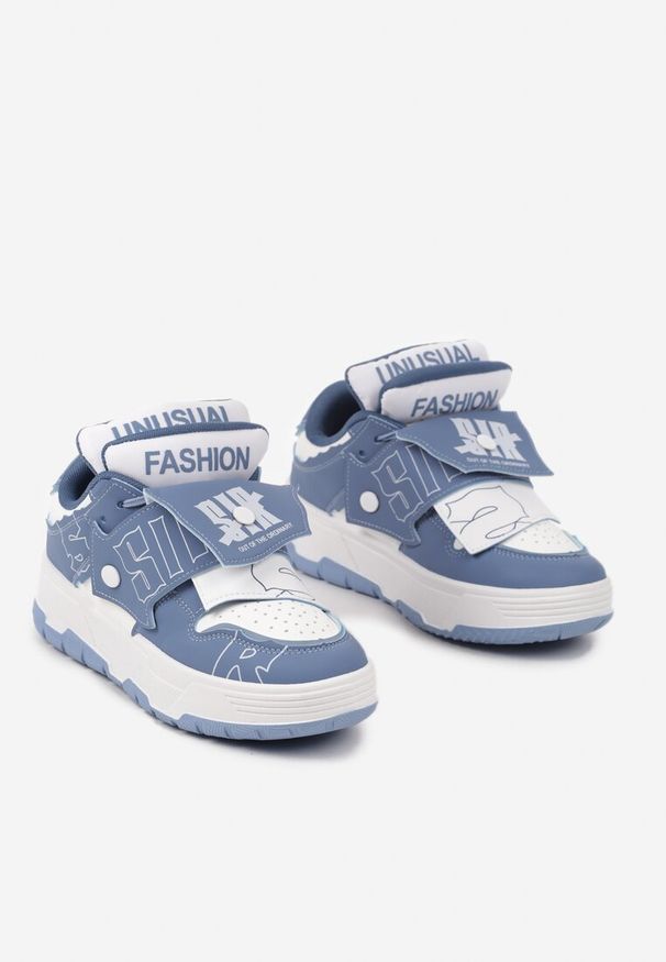 Renee - Niebieskie Sneakersy na Płaskiej Podeszwie Ozdobione Napisami Griefra. Nosek buta: okrągły. Zapięcie: sznurówki. Kolor: niebieski. Materiał: materiał. Wzór: napisy, aplikacja. Obcas: na płaskiej podeszwie. Wysokość obcasa: niski