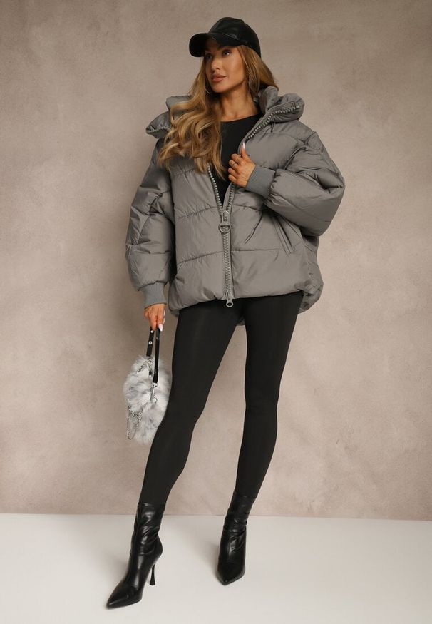 Renee - Szara Oversizowa Kurtka Puffer z Kaputrem Mevenassa. Kolor: szary. Materiał: dzianina, poliester, zamsz. Sezon: zima. Styl: elegancki