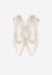 Born2be - Jasnobeżowe Lakierowane Szpilki Ozdobione Wycięciami Ynisorin. Okazja: na co dzień. Zapięcie: sprzączka. Kolor: beżowy. Materiał: lakier. Wzór: aplikacja. Obcas: na szpilce. Styl: klasyczny, casual, elegancki #4
